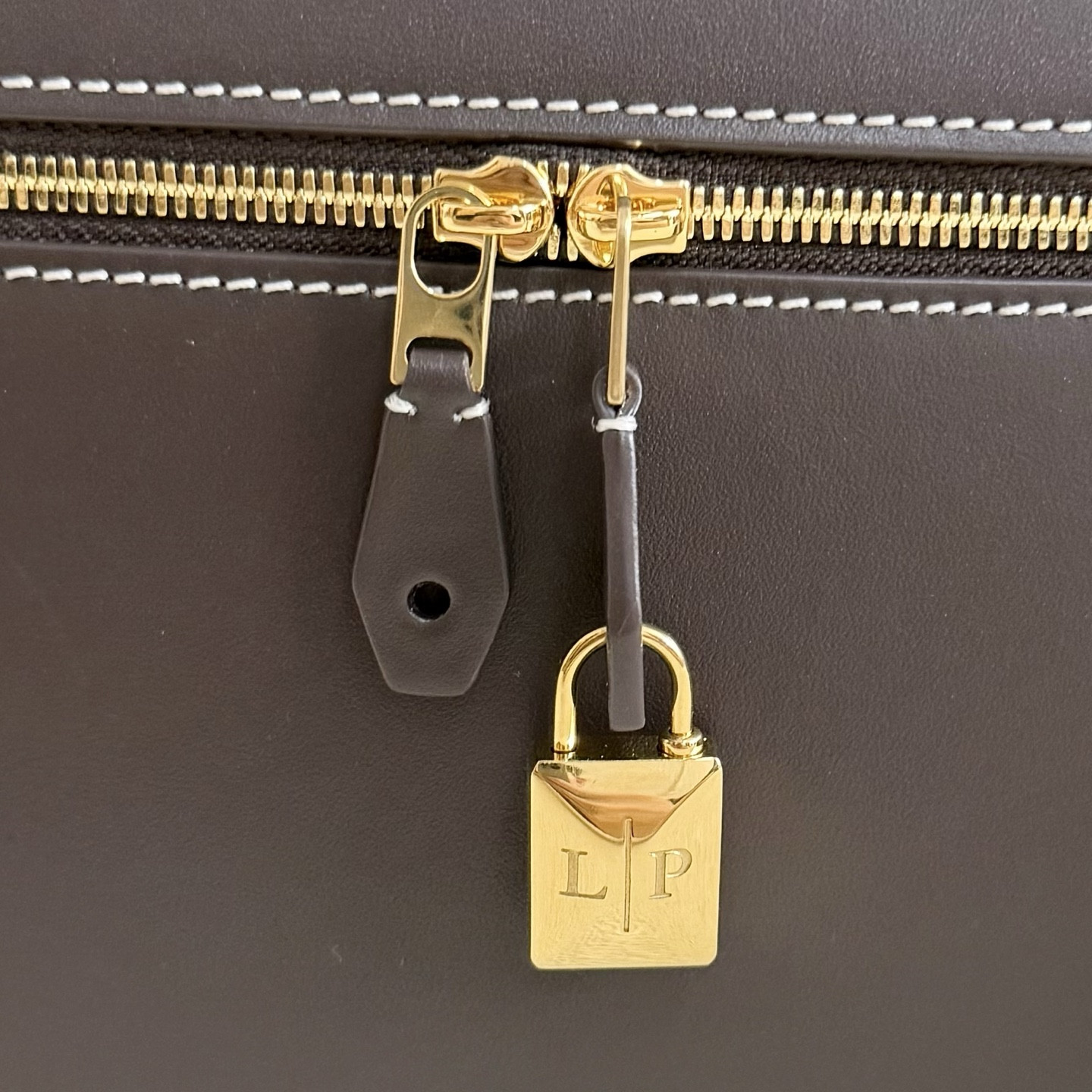 L**o p*ana extra pocket l27 calfskin 16x27x10cm