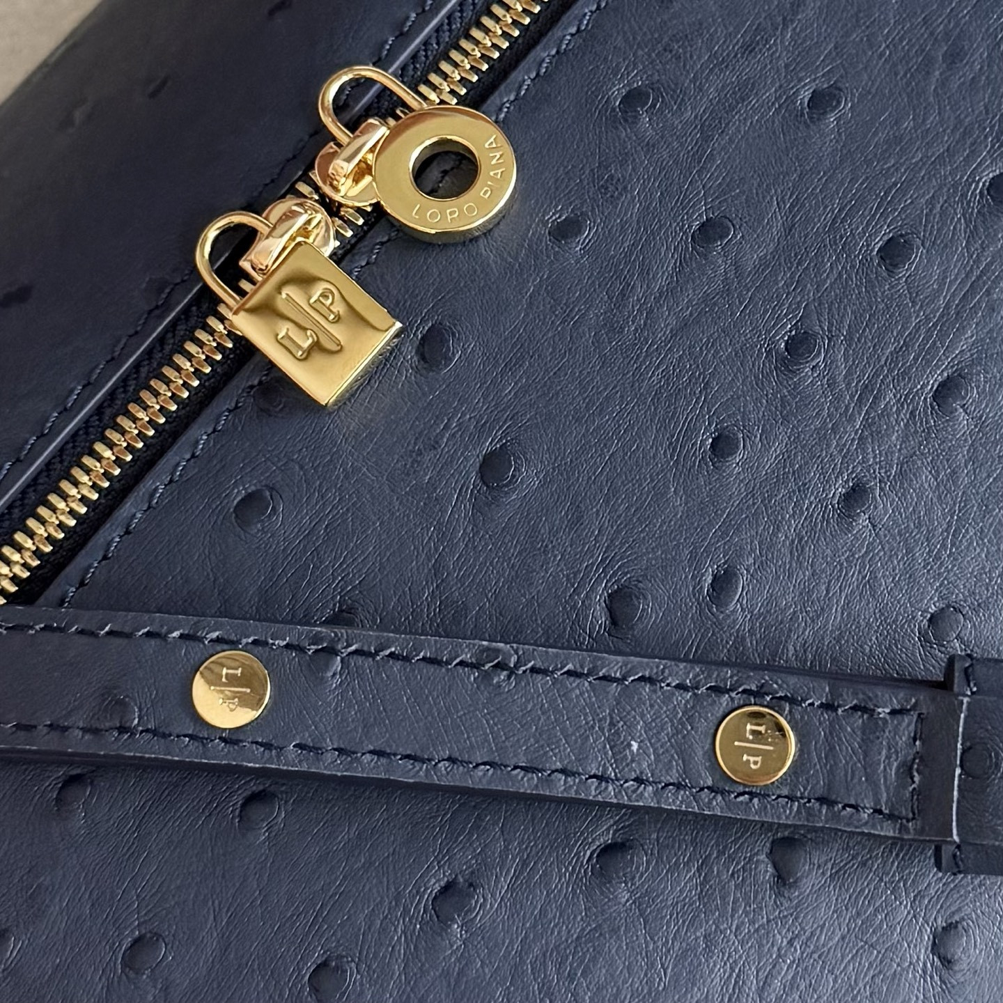 L**o p*ana extra pocket l27 ostrich-grained leather 16x27x10cm