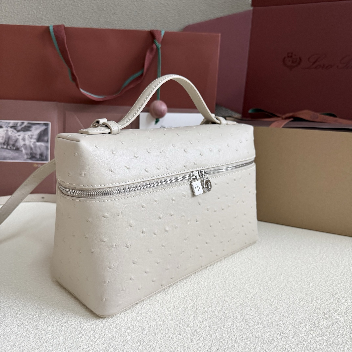 L**o p*ana extra pocket l27 ostrich-grained leather 16x27x10cm