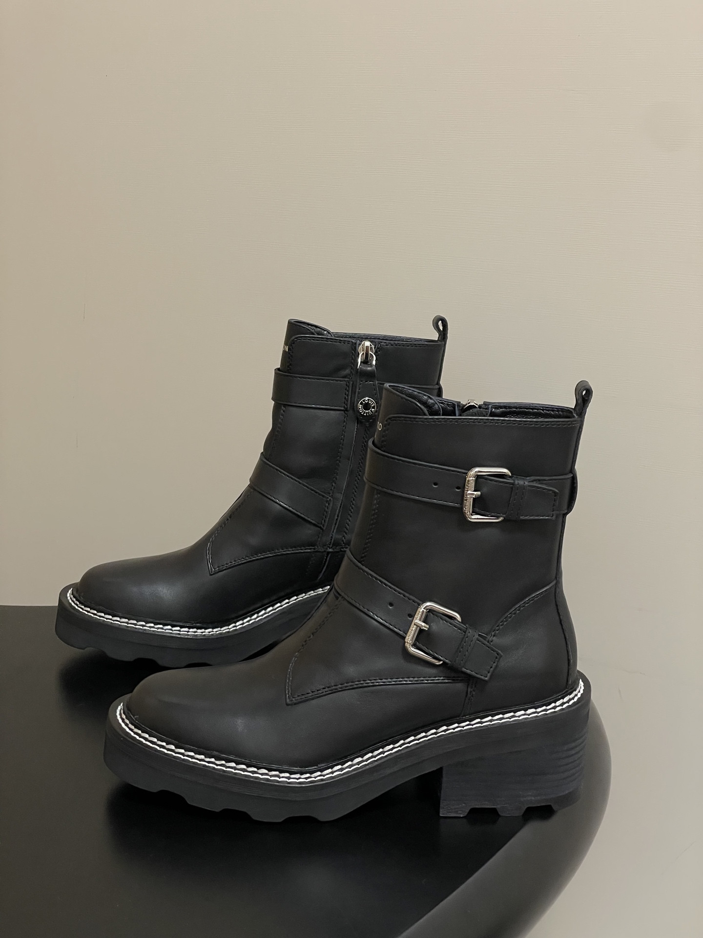 UA LV BEAUBOURG Ankle Boots